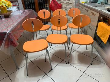 Sedie arancioni in buone condizioni