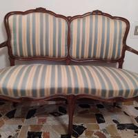 Divanetto e sedie da arredamento 