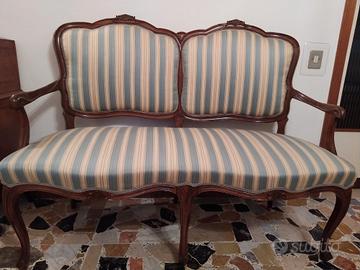 Divanetto e sedie da arredamento 