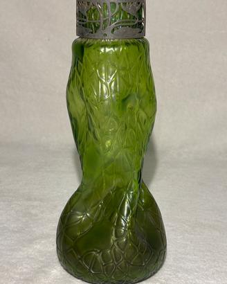 Antico vaso Art Nouveau in vetro verde