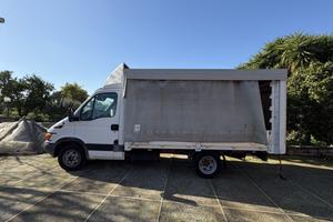 Autocarro per uso commerciale