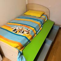 Letto con cassettoni 2x1.10m con comodino 50x37 cm