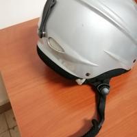 casco protettivo con occhiali x sciatori