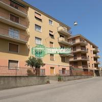 *Appartamento di Lusso con Poggiolo e Posto Auto*