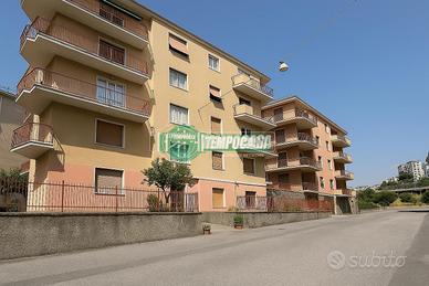 *Appartamento di Lusso con Poggiolo e Posto Auto*