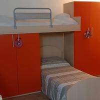 Cameretta da letto a castello in legno con scala 