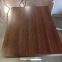 Blocco tavoli, sedie, piatti, bicchieri