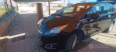 Pegeut 5008 2014