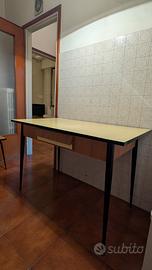 Tavolo in formica anni 70