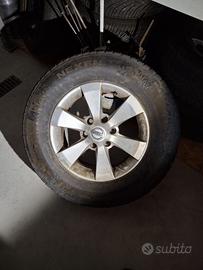 4 pneumatici con cerchi Nissan Terrano
