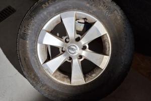 4 pneumatici con cerchi Nissan Terrano