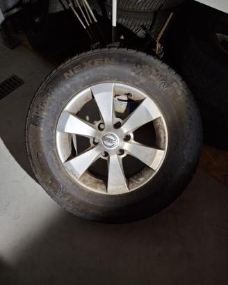 4 pneumatici con cerchi Nissan Terrano