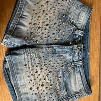 Pantaloncini jeans con borchie