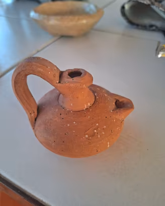 Guttus in terracotta
