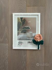 Cornice in legno con rosa piccola in tricotin