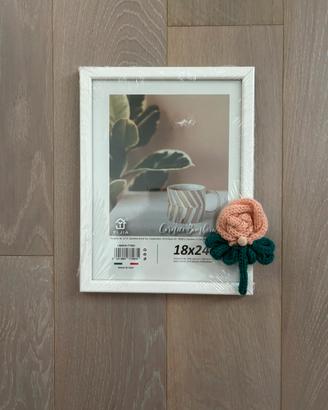 Cornice in legno con rosa piccola in tricotin