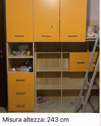 Cameretta con letto a soppalco