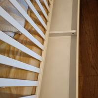 Lettino con sbarre in legno bianco (con rotelle)