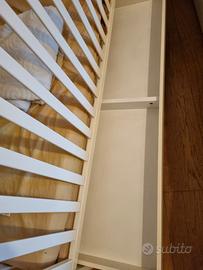 Lettino con sbarre in legno bianco (con rotelle)