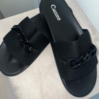 Ciabatte con dettaglio catena