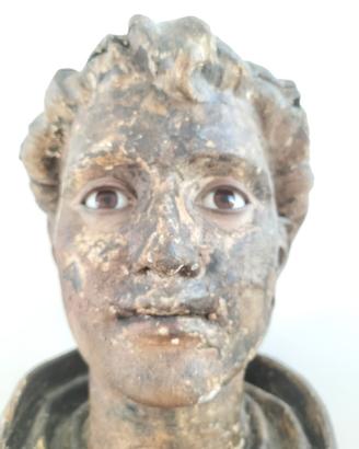 antica statua in carta pesta