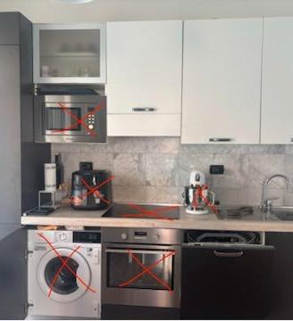 Cucina intera grigia e bianca con elettrodometici