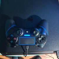 PS4 Slim tenuta bene, con controller e cavo HDMI