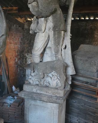 statua in pietra