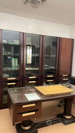 Scrivania con libreria e tavolo