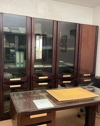 Scrivania con libreria e tavolo