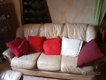 divano con due poltrone in pelle