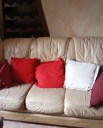 divano con due poltrone in pelle