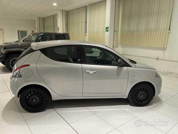 SERIE 4 COPRICERCHI COPPE RUOTA NERI/CROMATI PER LANCIA YPSILON