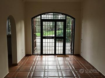 Appartamento indipendente con giardino in villa