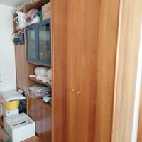 Mobile libreria/armadio in legno d'olmo.