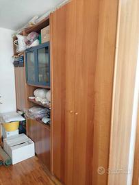 Mobile libreria/armadio in legno d'olmo.
