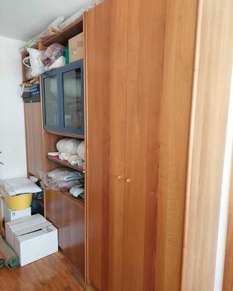Mobile libreria/armadio in legno d'olmo.
