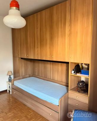 Armadio a ponte con letto matrimoniale