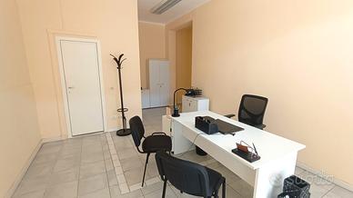 Loreto Negozio/ufficio 30 mq. con bagno e posto au