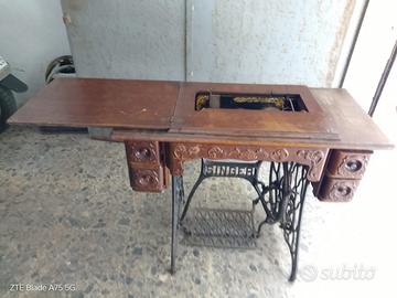 Tavolo con macchina da cucire
