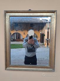 Specchio con cornice dorata