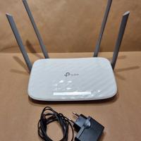 Router TP-Link bianco con 4 antenne