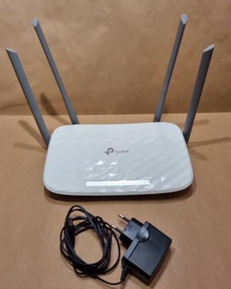 Router TP-Link bianco con 4 antenne