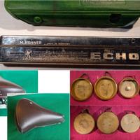 Anni 60: Armonica a bocca, sella bici, tamburelli