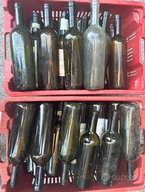 Bottiglie di vino vuote usate
