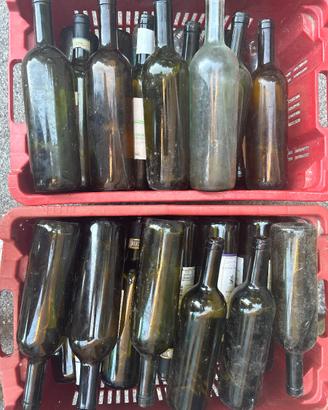 Bottiglie di vino vuote usate