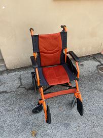 Sedia a rotelle pieghevole e leggera