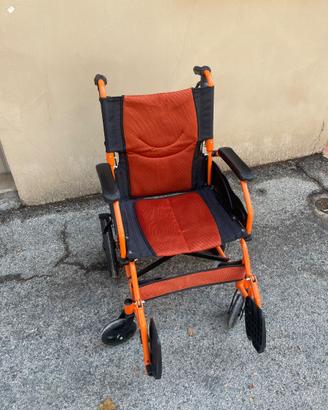Sedia a rotelle pieghevole e leggera