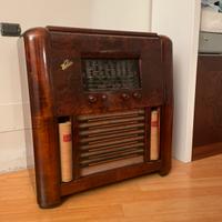 Radio antica con giradischi