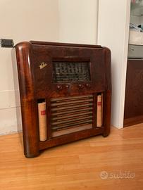 Radio antica con giradischi